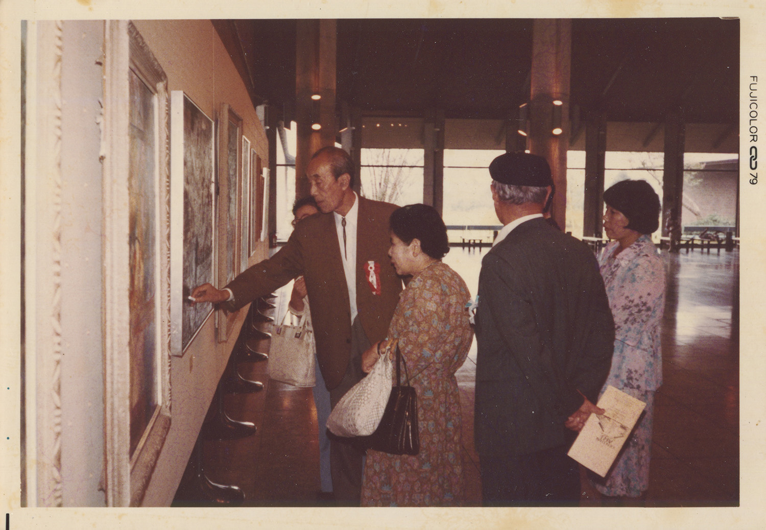 1980年代 何德來於東京都美術館展場解說畫作

藝術家家屬收藏